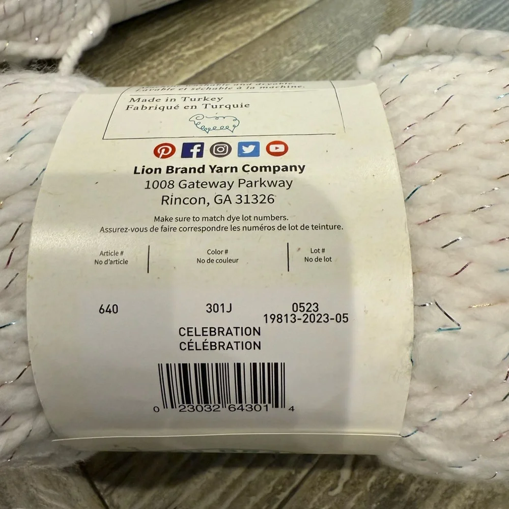 New Lion Brand Yarns Wool Ease Think & Quick - Picture 4 of 4